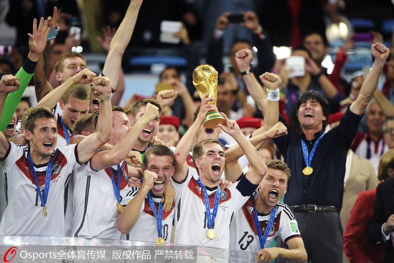 2014年巴西，德国队长拉姆高举大力神杯