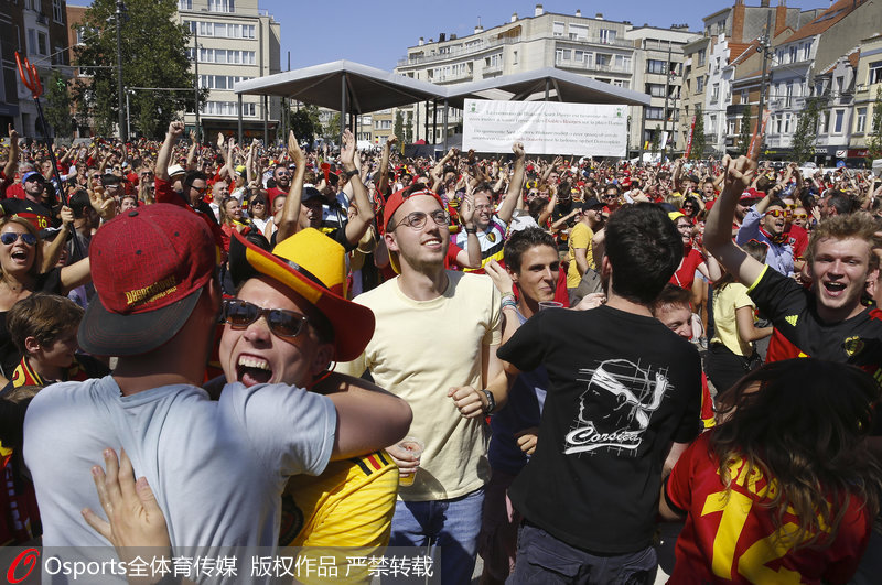 比利時球迷擁抱慶祝勝利