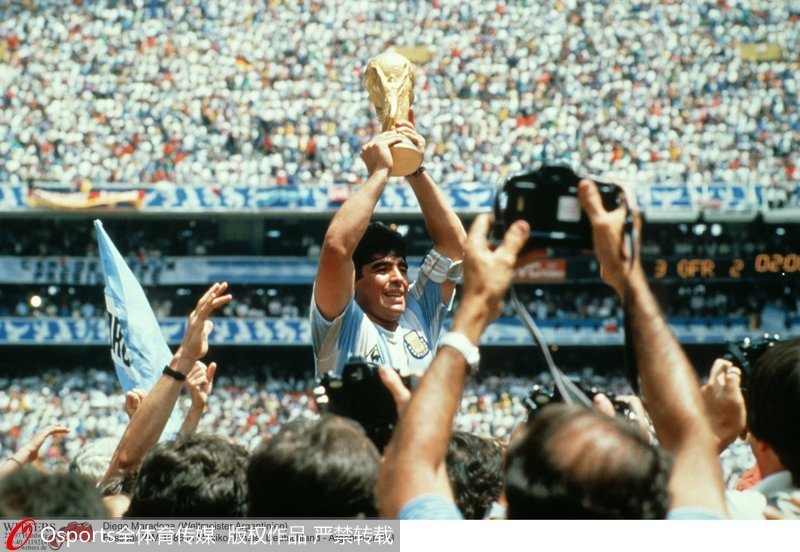 1986年墨西哥世界杯，潘帕斯雄鷹奪冠，馬拉多納高舉大力神杯