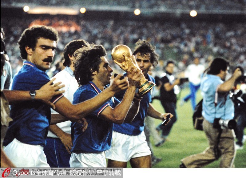 1982年西班牙世界杯，意大利隊捧得大力神杯