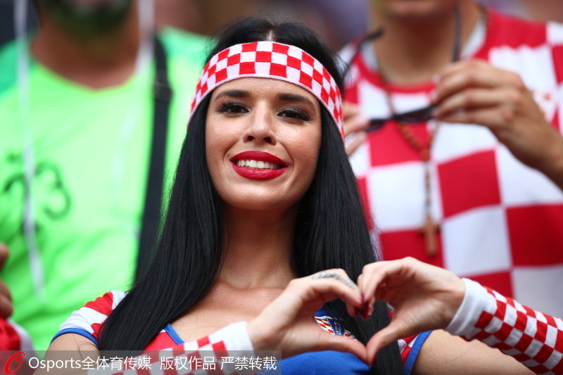 克羅地亞美女球迷比心