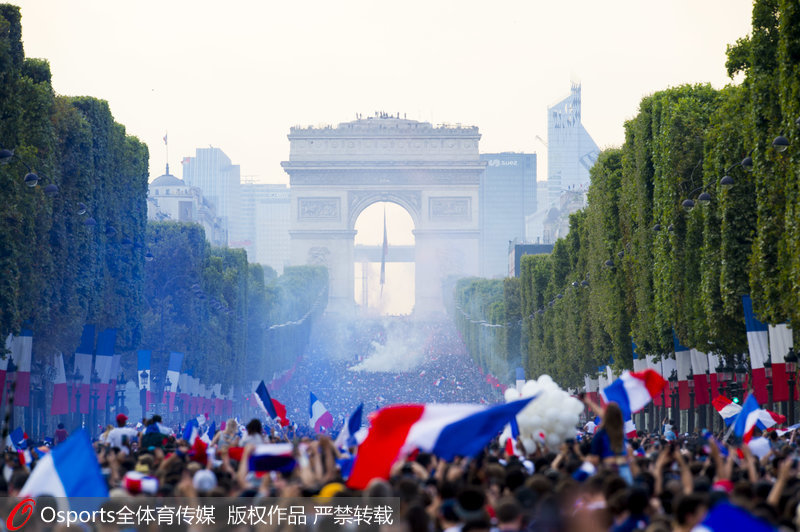 法國球迷聚集在凱旋門慶祝球隊奪冠