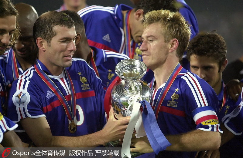 2000歐錦賽上，德尚作為球員舉起德勞內杯