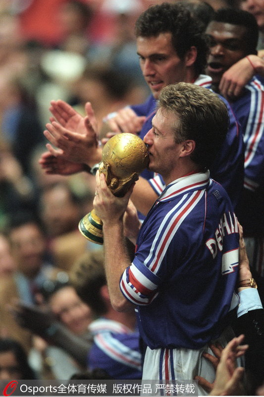 98年法國世界杯，德尚作為球員舉起大力神杯