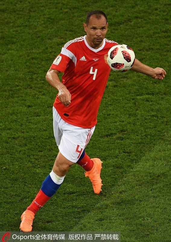 俄羅斯中衛伊格納舍維奇（39歲）：為國家隊出場126次，39歲的年紀依舊站在俄羅斯三中衛體系的中間。世界杯結束后宣布退出國家隊。