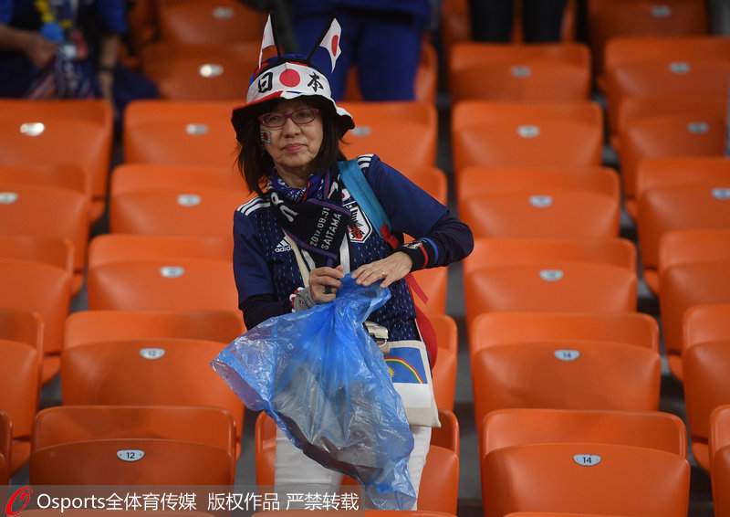 日本球迷本次世界杯又刷屏了，在日本對戰哥倫比亞與塞內加爾的兩場比賽結束后，日本球迷自發清理座位上垃圾的行為，得到全世界的點贊。在他們的感染下，哥倫比亞球迷、塞內加爾球迷都加入了撿垃圾的隊伍。比賽雖然隻有90分鐘，但善意和禮貌會一直傳遞下去。