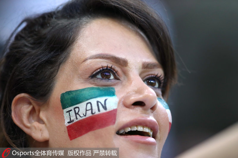 在世界杯賽場上，女性面孔屢見不鮮，但在本屆俄羅斯世界杯上，第一次出現了伊朗女性的面孔。對於她們而言，這條通往世界杯的道路，歷經了38年。1979年伊斯蘭革命結束后不久，伊朗政府開始禁止本國女性在體育場館觀看男子體育賽事，違者可遭逮捕、罰款甚至監禁。這個維持了38年的禁令，終於在本次俄羅斯世界杯期間被打破了。圖為世界杯觀眾席上伊朗球迷打出標語：“支持伊朗女性進入球場”。在世界杯小組賽伊朗對陣西班牙的比賽中，伊朗官方宣布允許女性前往德黑蘭的阿扎迪球場看比賽直播，這是1980年以來，伊朗第一次允許女性去球場觀看足球比賽。而身處俄羅斯現場的伊朗女球迷們，更是摘下了面罩，大方的在轉播鏡頭中向全世界展示她們的美麗。足球給她們帶來的，除了勝利的喜悅，還有沖破桎梏的勇氣。