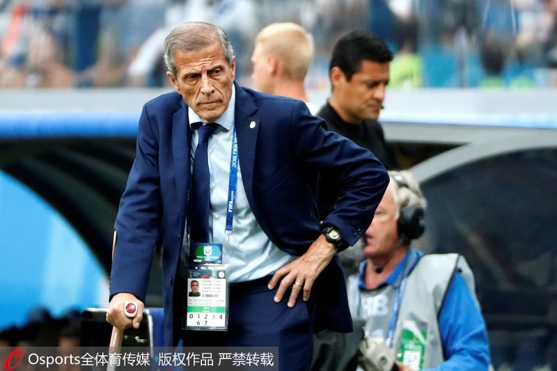 71歲的烏拉圭主帥塔瓦雷斯是世界杯主教練中年紀最大的，這是他執教的第四屆世界杯，也是最后一屆。雖然止步八強，但這不會妨礙他作為烏拉圭足球復興的頭號功臣被載入史冊。塔瓦雷斯身患格林·巴利綜合症，不得不依靠拐杖站立，未來這種疾病還有可能影響到他的上肢和面部肌肉，甚至會危及生命。在俄羅斯世界杯，他動用了一位71歲老人所能動用的所有智慧、經驗甚至體力，去爭取做出正確的、讓所有烏拉圭人滿意的選擇。每一次烏拉圭進球，老帥拄拐起身慶祝的畫面都令人動容，而最后遭到淘汰，塔瓦雷斯顫顫巍巍走出球場的畫面，更是讓我們在感到痛惜的同時，對他肅然起敬。