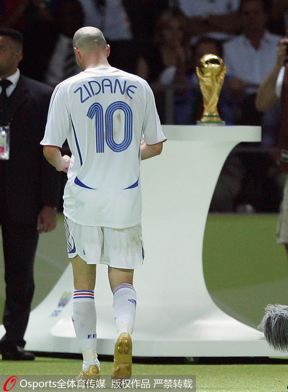 2006年德國世界杯金球獎得主，齊達內（法國），球隊成績亞軍。圖為齊達內與大力神杯擦肩而過的一瞬間