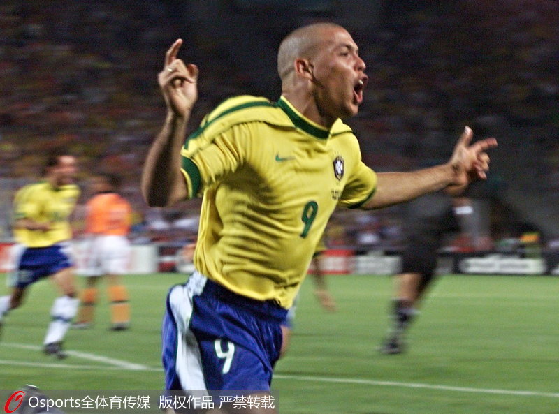 1998年法國世界杯金球獎得主，羅納爾多（巴西），球隊成績亞軍。決賽前夜他忽然暈倒的原因至今是個謎