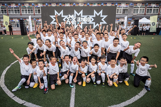 C罗亮相北京 激励中国足球少年敢于突破自我