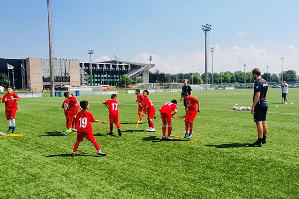 首个中国足球青训营登陆比利时--体育--人民网