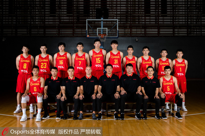 中國男籃紅隊及教練組大合影