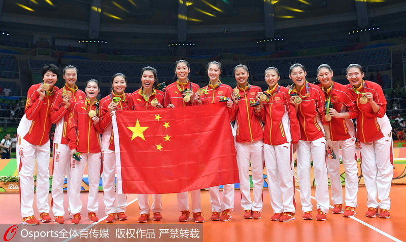 2016年裡約奧運會中國女排奪得金牌，張常寧、朱婷等領獎