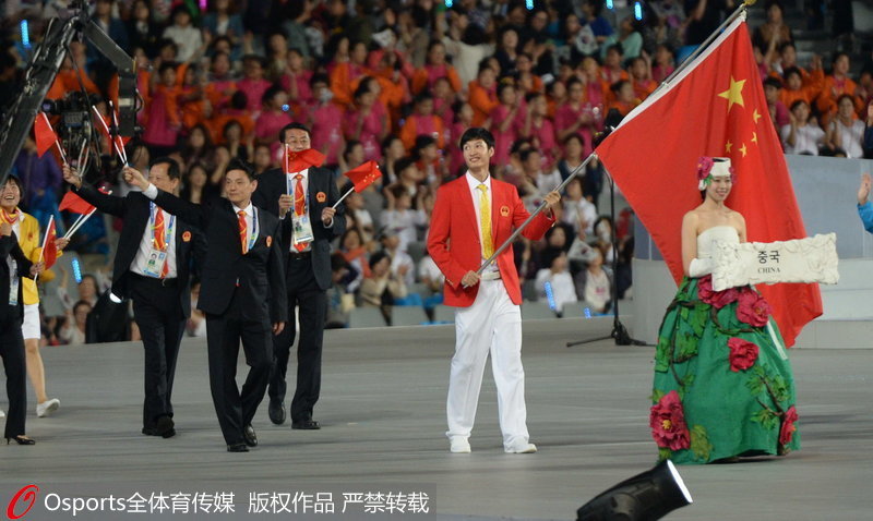 仁川亞運會開幕式，雷聲擔任中國代表團旗手。