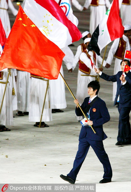 多哈亞運會，中國代表團旗手鮑春來高舉五星紅旗。