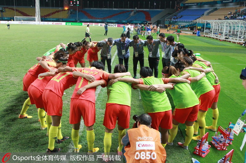 中國女足隊員圍圈鼓勁