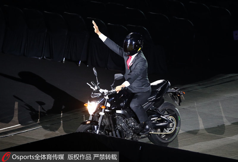 印度尼西亞總統騎摩托車進入場內