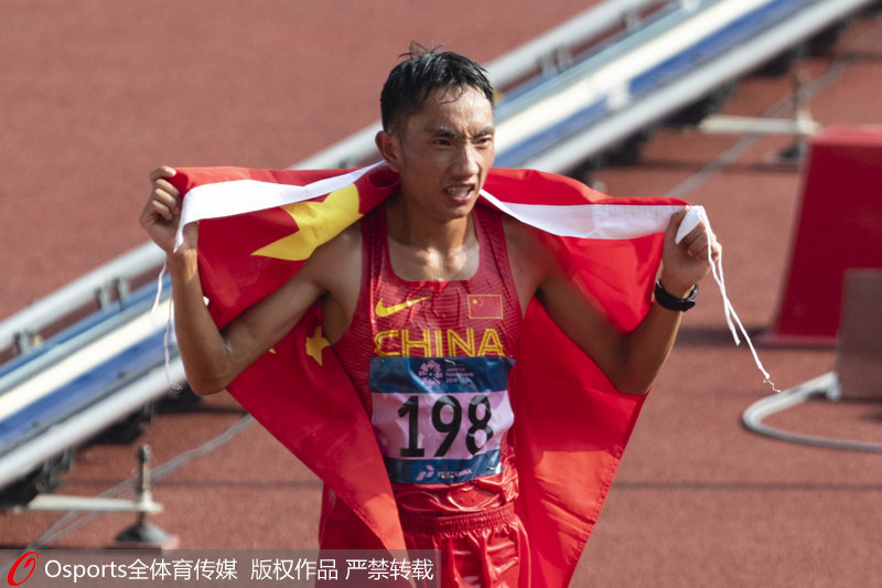 中國選手多布杰身披國旗