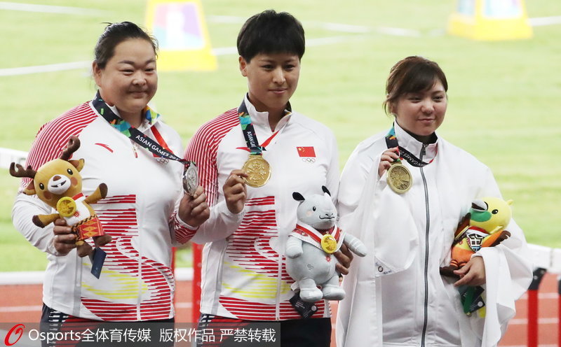 田徑女子鏈球決賽 羅娜（中）、王崢（左）分獲冠亞軍。