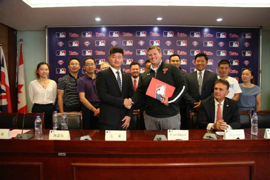  王洋（前左）與MLB費城費城人隊正式簽約