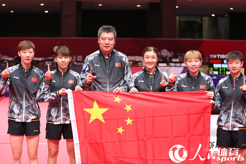 中國女隊慶祝奪冠