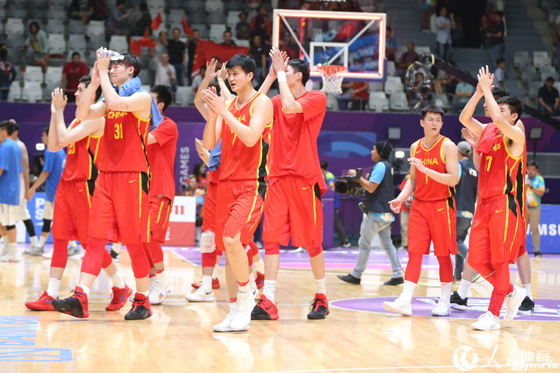 中國男籃慶祝勝利