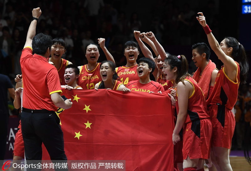 中國女籃慶祝奪冠