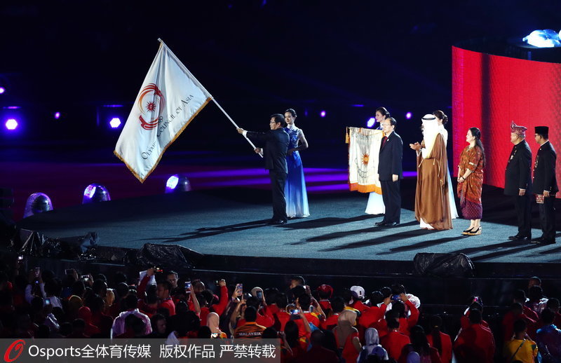 杭州市市長徐立毅展示亞奧理事會會旗