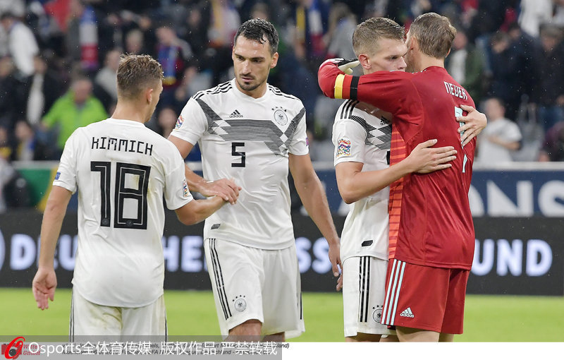 賽后，德國隊員相互擁抱致意。