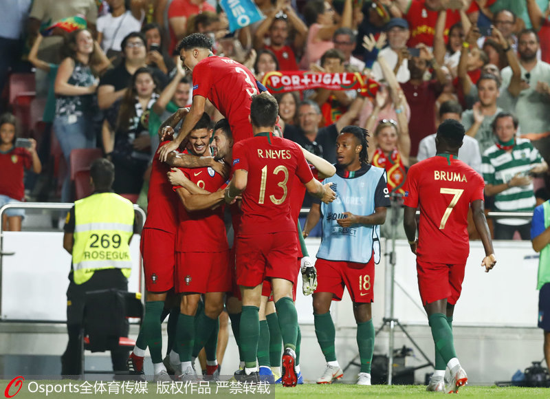 葡萄牙隊員慶祝進球