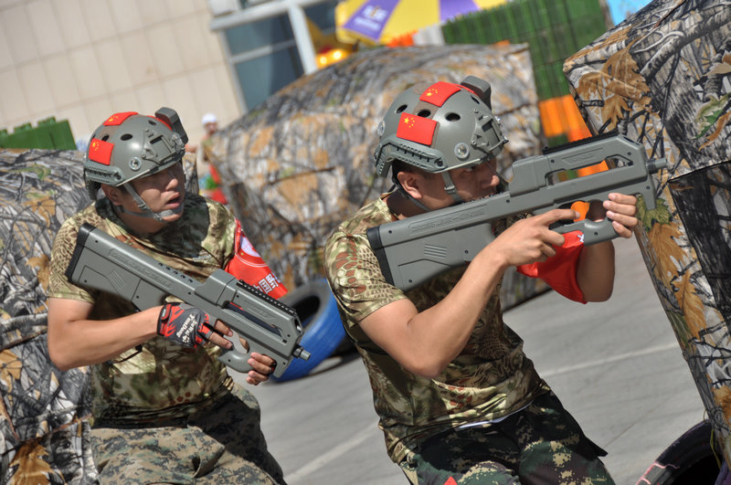9月16日，華寶戰隊兩名隊員在第十屆北京市體育大會野戰比賽上搜索前進。