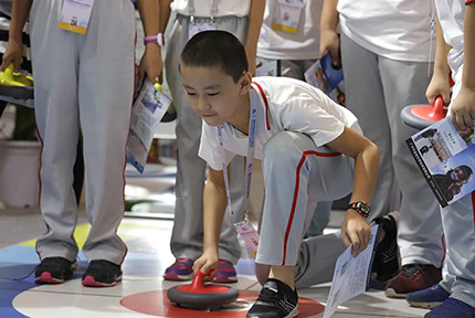 2018冬博會開幕 小學生體驗模擬冰壺9月19日上午，2018國際冬季運動(北京)博覽會(簡稱冬博會)在國家會議中心開幕，圖為小學生在冬博會現場體驗模擬冰壺。【詳細】 