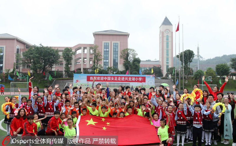 中國女足全體隊員與廣大師生歡慶祖國母親生日。