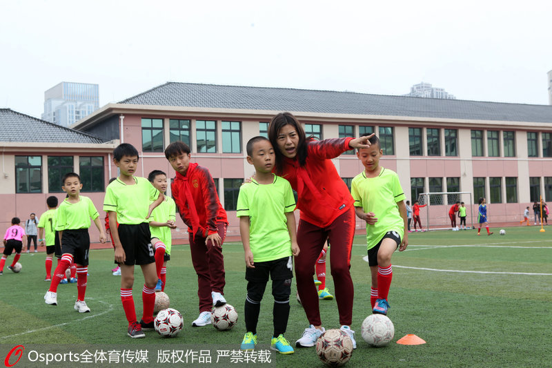 女足姑娘訓練小隊員。
