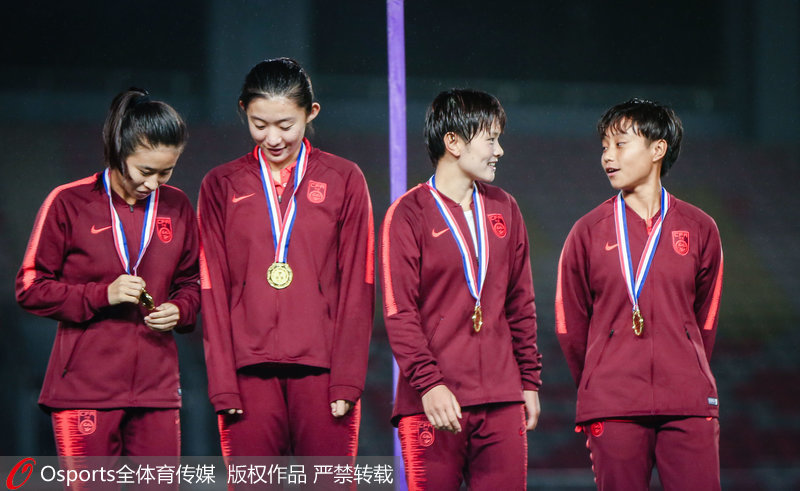 中國女佩戴冠軍獎牌