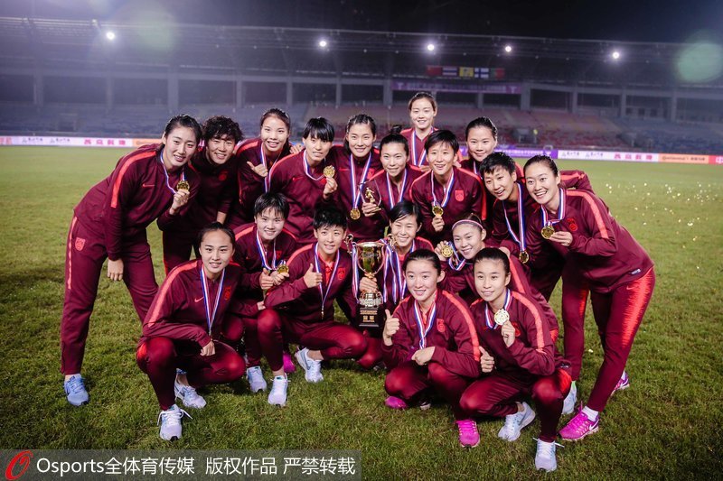 中國女足戴起冠軍獎牌