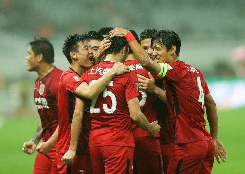 11月7日，上海上港隊球員在比賽中慶祝進球。新華社記者丁汀攝