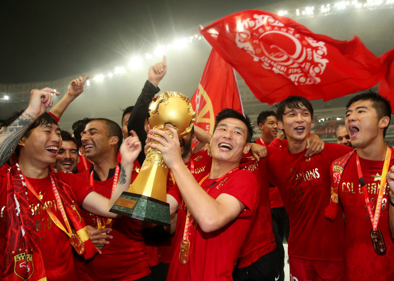 11月7日，上海上港隊球員在賽后慶祝奪冠。新華社記者丁汀攝