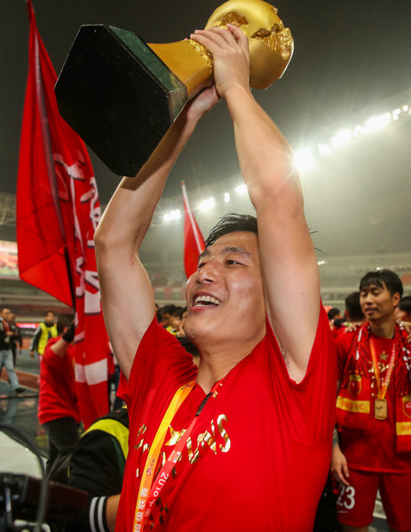 11月7日，上海上港隊球員武磊在賽后慶祝奪冠。新華社記者丁汀攝