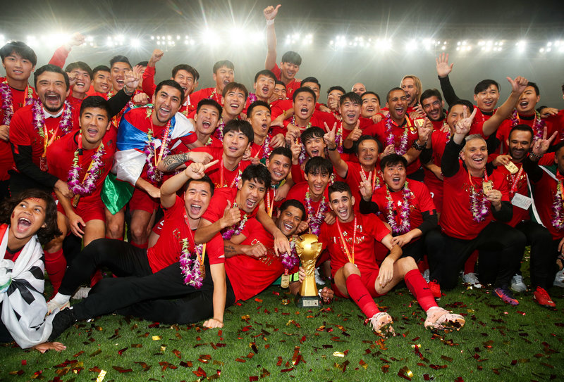  11月7日，上海上港隊在頒獎儀式上慶祝奪冠。新華社記者丁汀攝