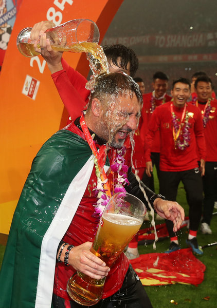 11月7日，上海上港隊主教練佩雷拉（前）在賽后慶祝奪冠。新華社記者丁汀攝