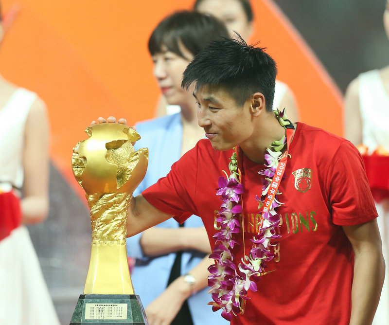 11月7日，上海上港隊球員武磊在奪冠后撫摸火神杯。新華社記者丁汀攝