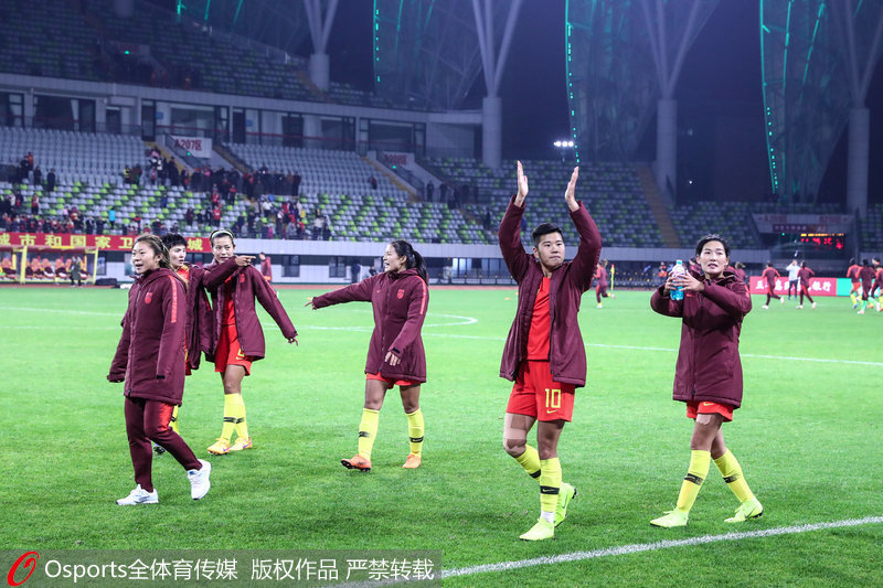 中國女足隊員賽后向觀眾致謝