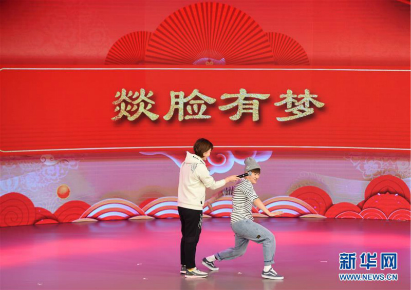 2月2日，陳夢（左）和李佳燚在晚會上表演。 當日，中國乒乓球隊2019年迎新春會在北京舉行。 新華社記者賈宇辰攝
