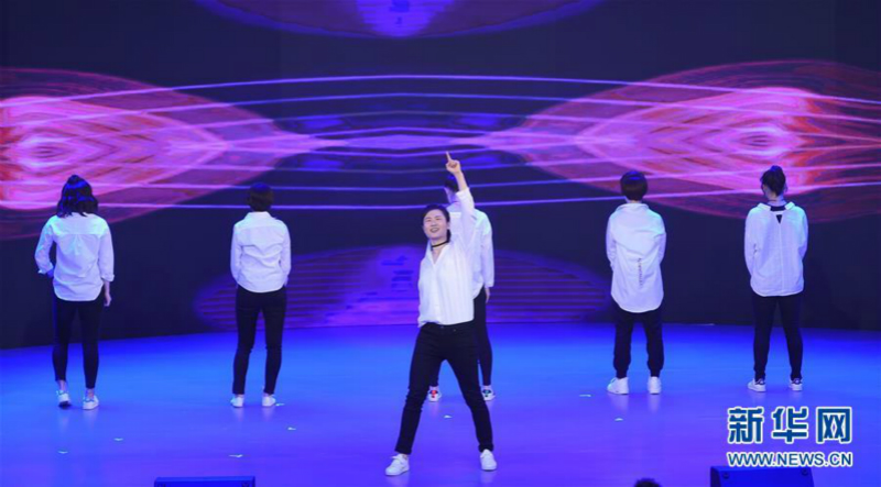 2月2日，丁寧（中）和隊友表演舞蹈。 當日，中國乒乓球隊2019年迎新春會在北京舉行。 新華社記者賈宇辰攝