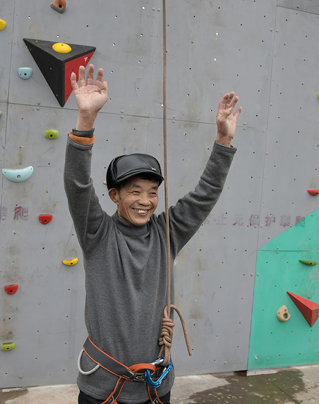 毛村山頭村攀岩比賽最大年齡參加者嚴根生76歲 沈天法攝