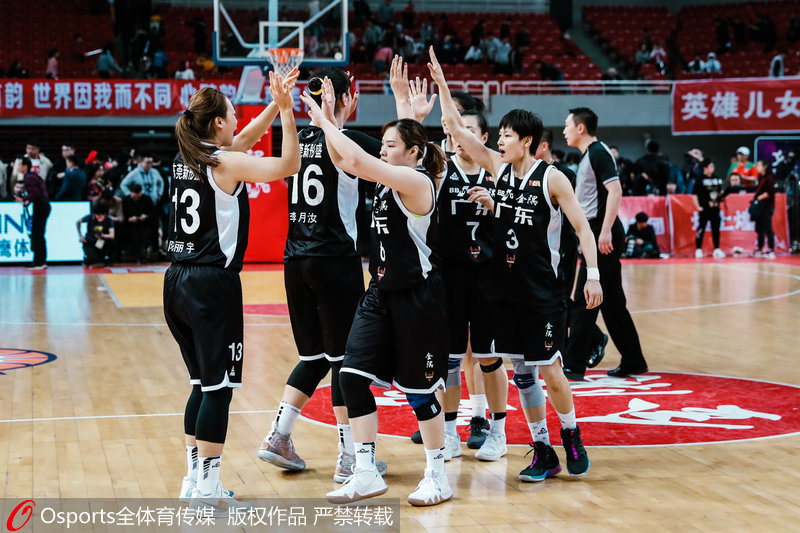 廣東女籃慶祝勝利