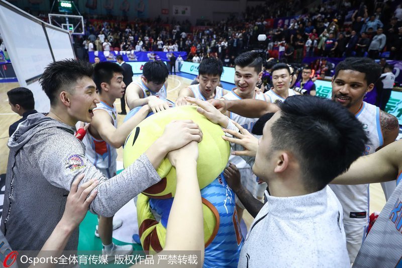 新疆男籃慶祝晉級總決賽