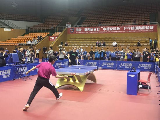 德国乒乓球队现任主教练罗斯科夫与中国乒乓球世界冠军陆元盛为比赛开球